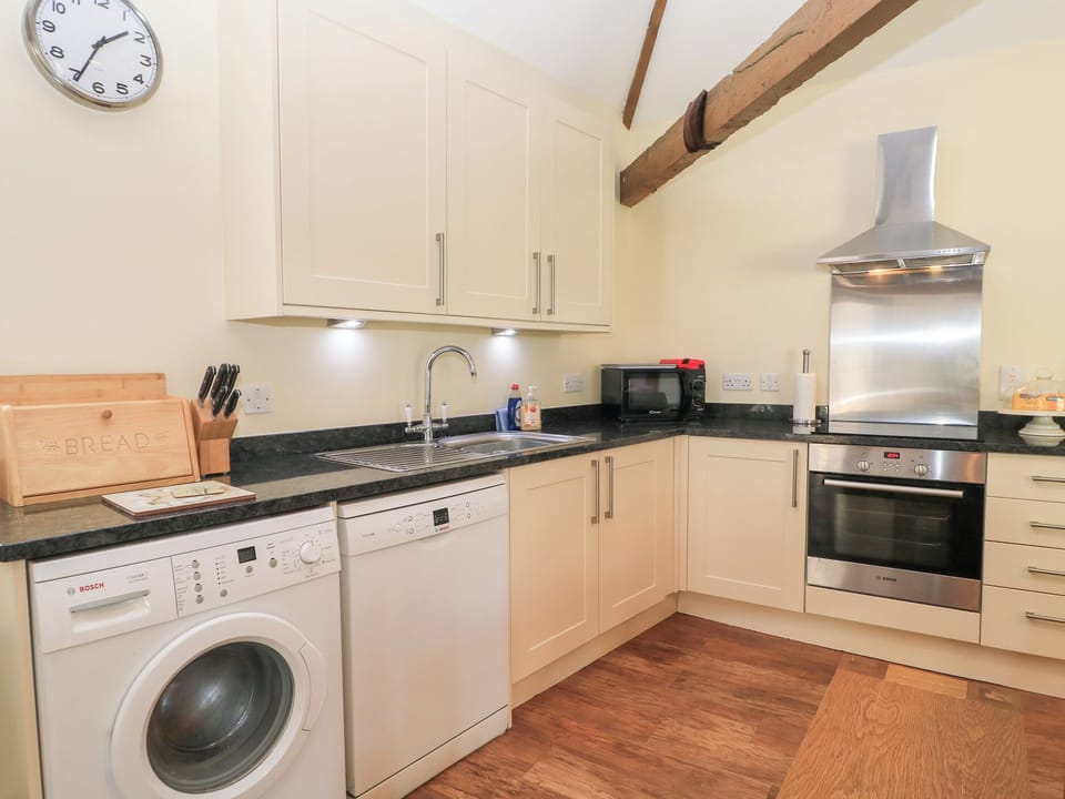 Cottage | Private kitchen | Fridge, microwave, stovetop, dishwasher