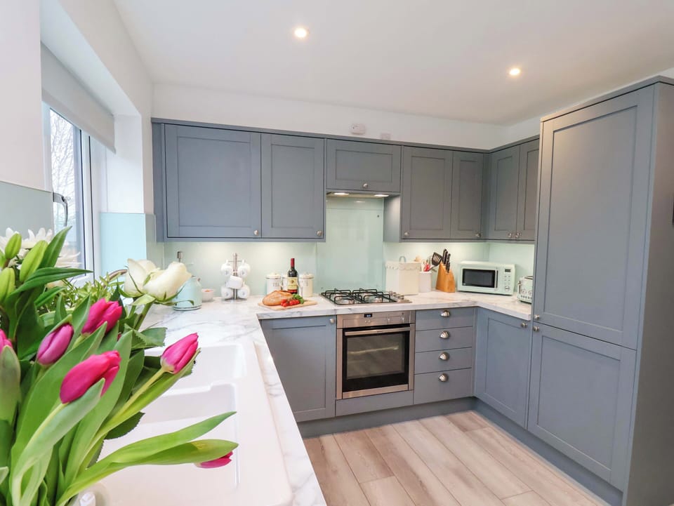 Cottage | Private kitchen | Fridge, dishwasher, highchair, cookware/dishes/utensils