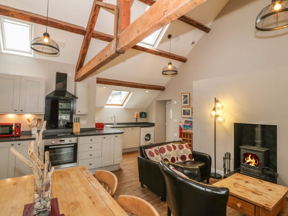 Cottage | Private kitchen | Dishwasher, cookware/dishes/utensils