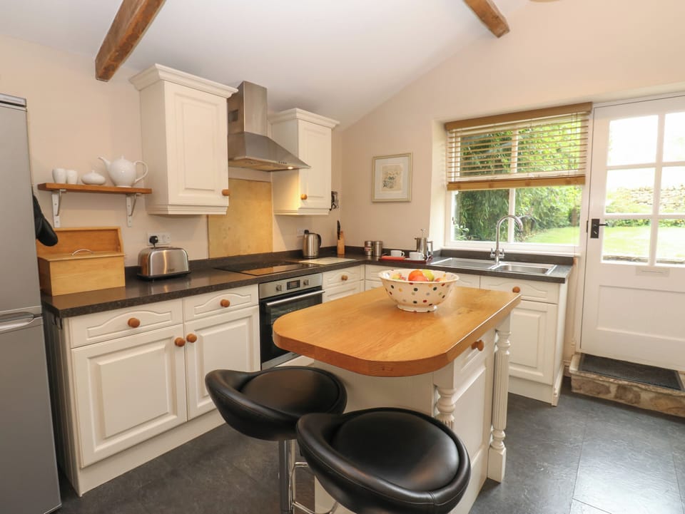 Cottage | Private kitchen | Fridge, microwave, stovetop, dishwasher