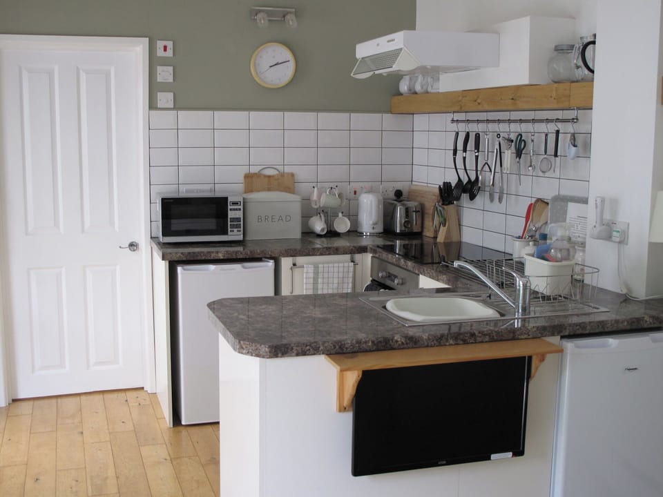 Cottage | Private kitchen | Fridge, microwave, stovetop, dishwasher