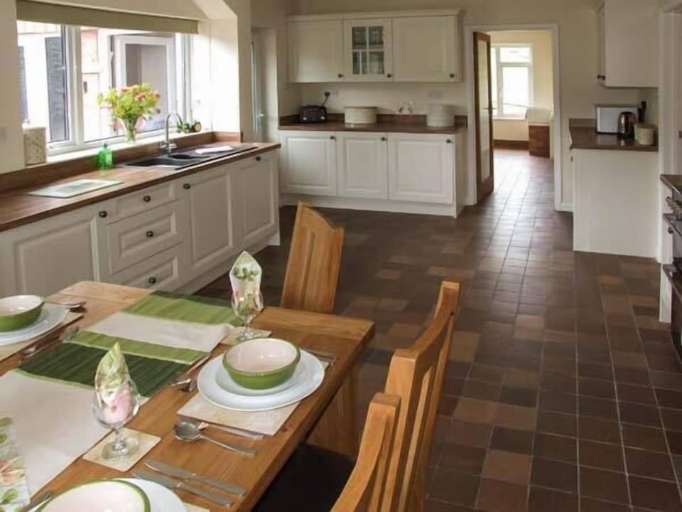 Cottage | Private kitchen | Fridge, microwave, stovetop, dishwasher
