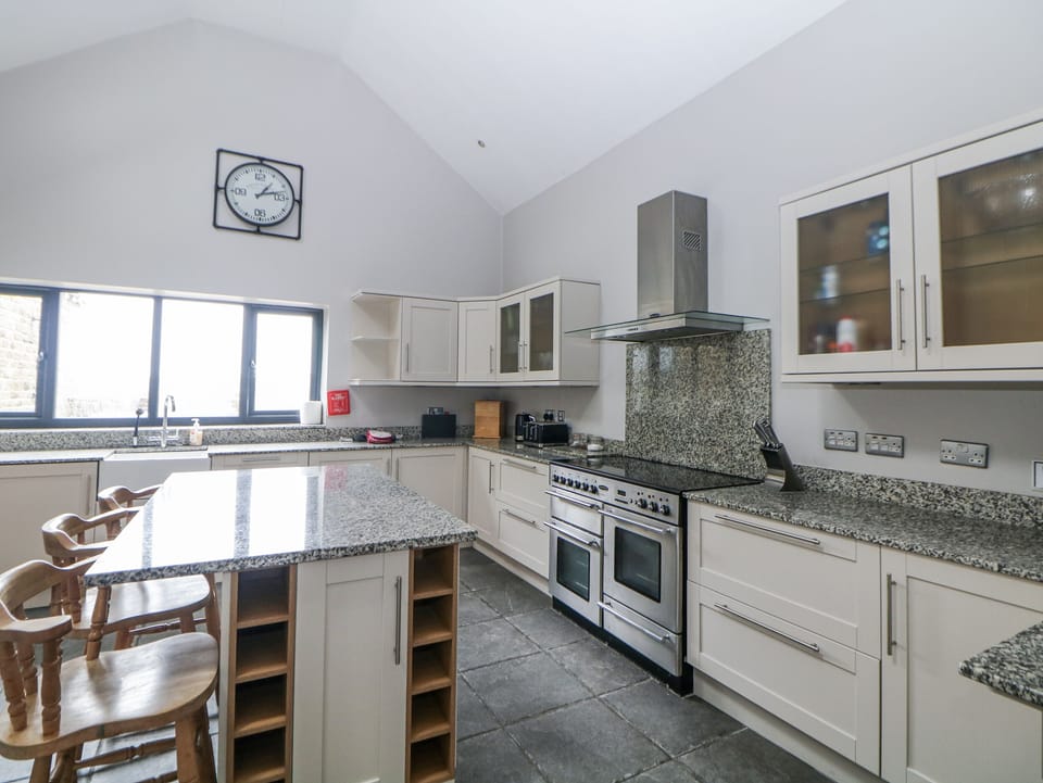 Cottage | Private kitchen | Fridge, microwave, stovetop, dishwasher