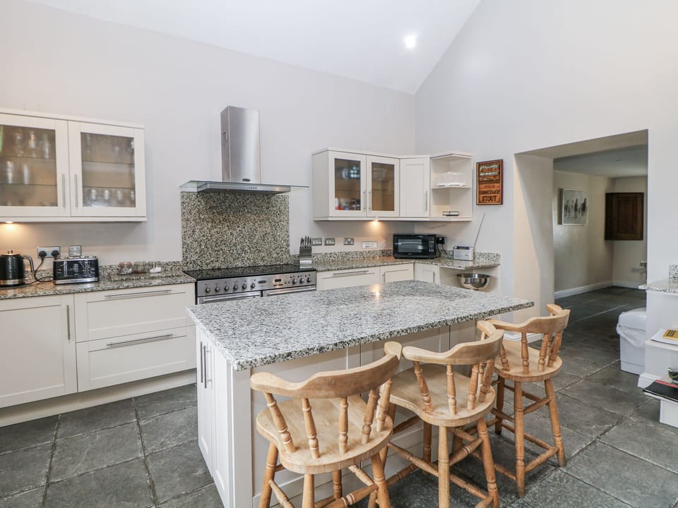 Cottage | Private kitchen | Fridge, microwave, stovetop, dishwasher