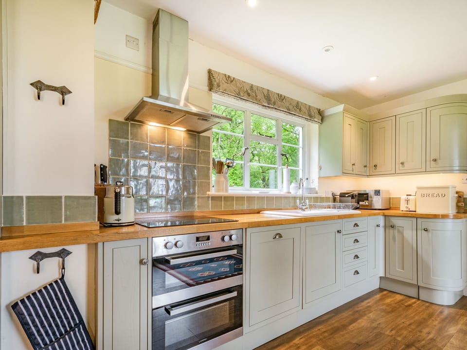 Cottage | Private kitchen | Fridge, microwave, stovetop, dishwasher