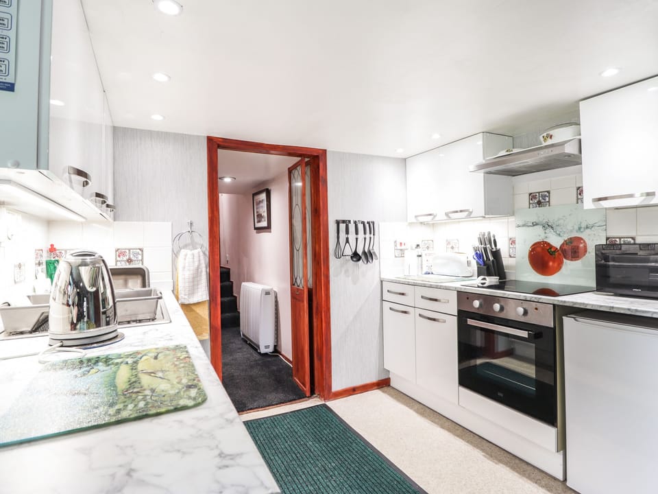 Cottage | Private kitchen | Stovetop, dishwasher, cookware/dishes/utensils