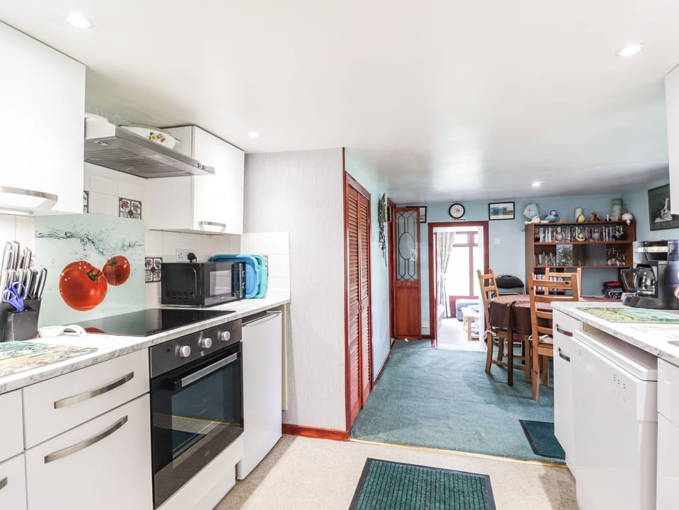 Cottage | Private kitchen | Stovetop, dishwasher, cookware/dishes/utensils