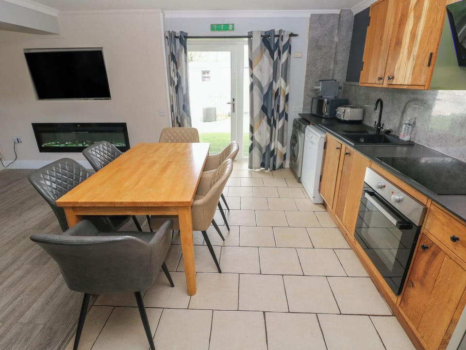 Cottage | Private kitchen | Stovetop, dishwasher, highchair, cookware/dishes/utensils