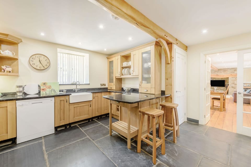 Cottage | Private kitchen | Stovetop, dishwasher, highchair, cookware/dishes/utensils