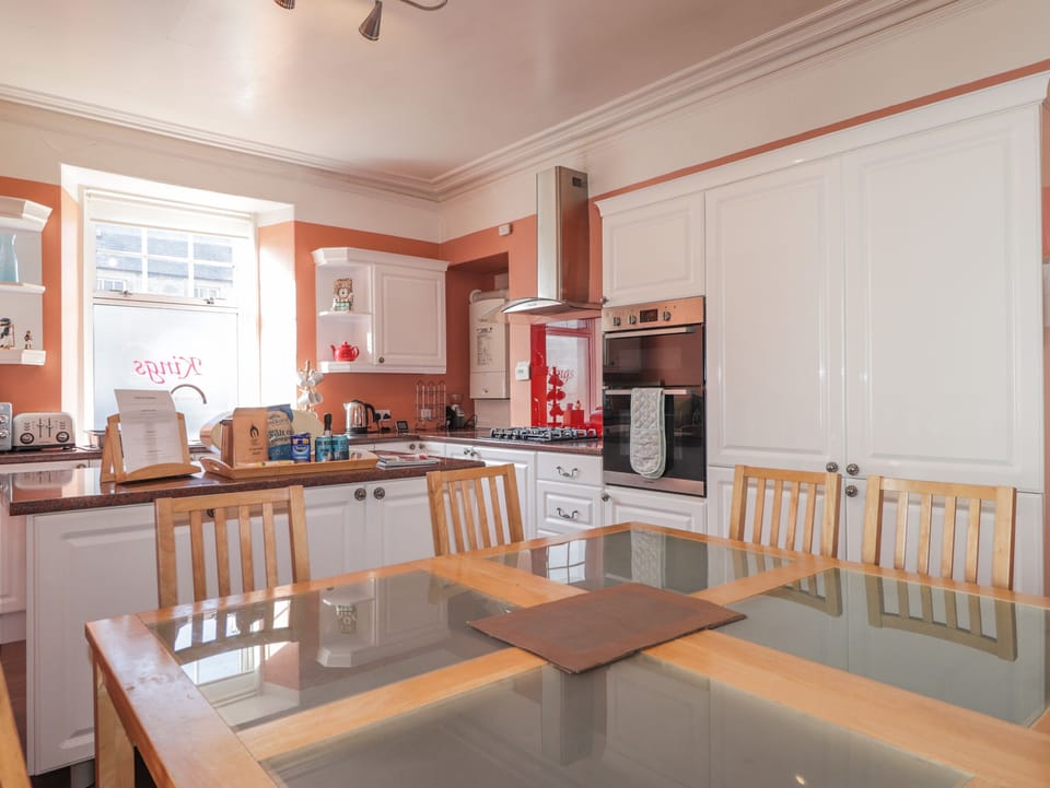 Cottage | Private kitchen | Fridge, microwave, stovetop, dishwasher