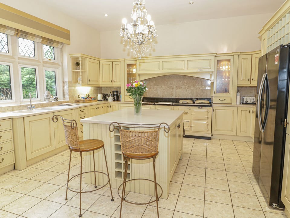 Cottage | Private kitchen | Dishwasher, highchair, cookware/dishes/utensils