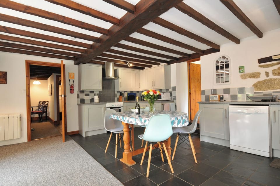 Cottage | Dining
