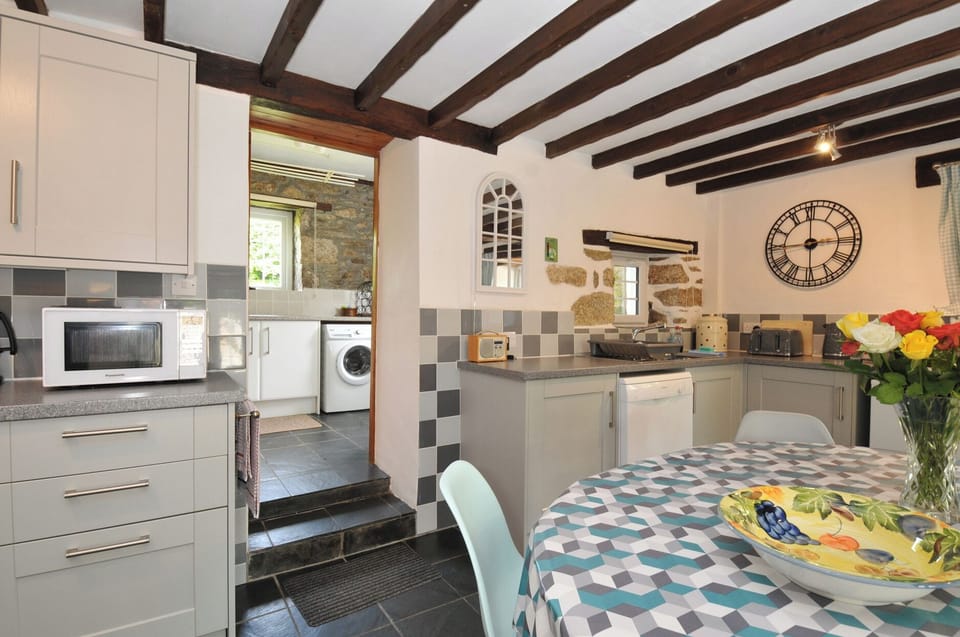 Cottage | Private kitchen | Microwave, stovetop, dishwasher, highchair