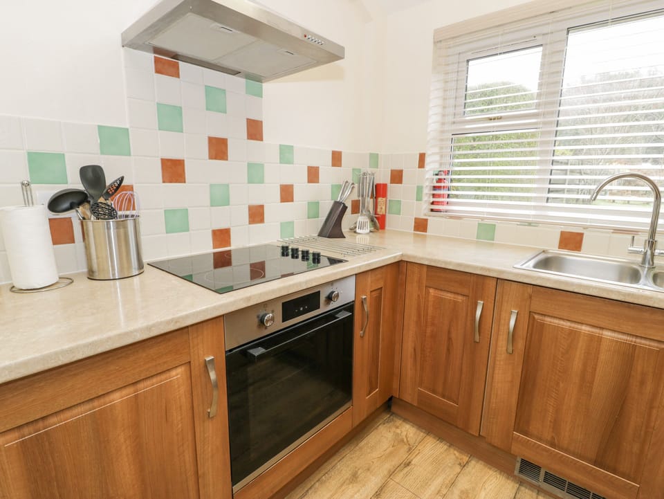 Cottage | Private kitchen | Stovetop, dishwasher, highchair, cookware/dishes/utensils