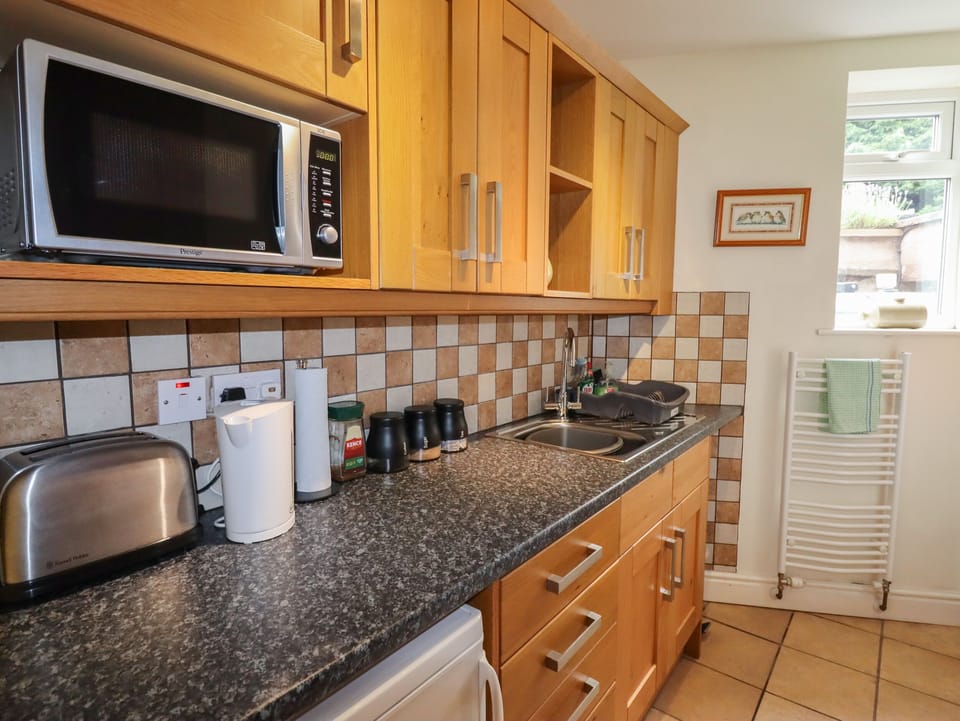Cottage | Private kitchen | Fridge, microwave, stovetop, dishwasher