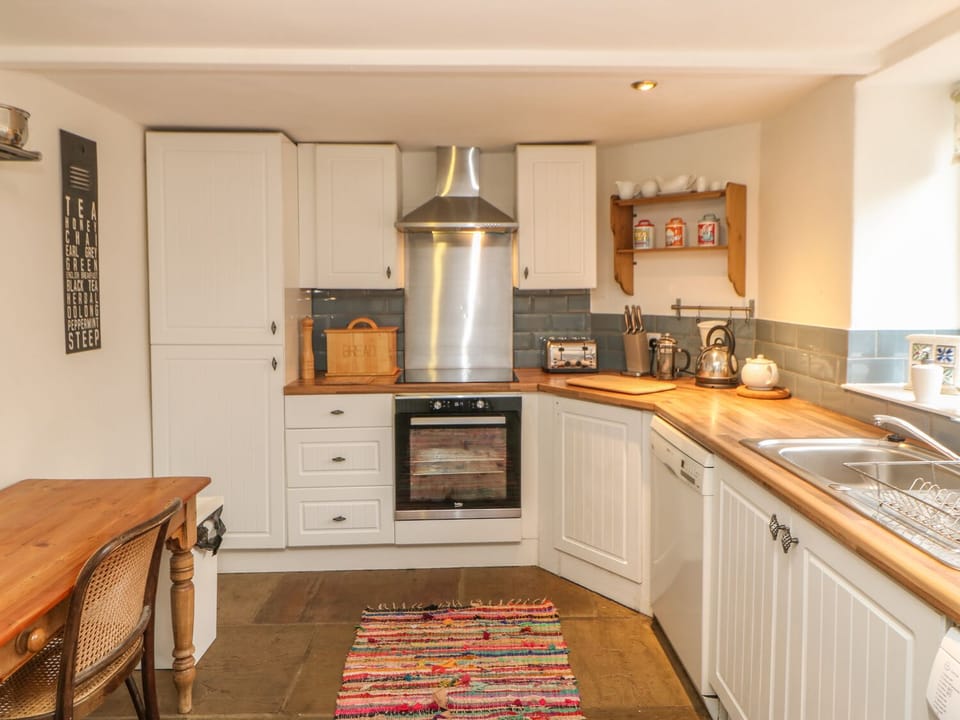 Cottage | Private kitchen | Fridge, microwave, stovetop, dishwasher