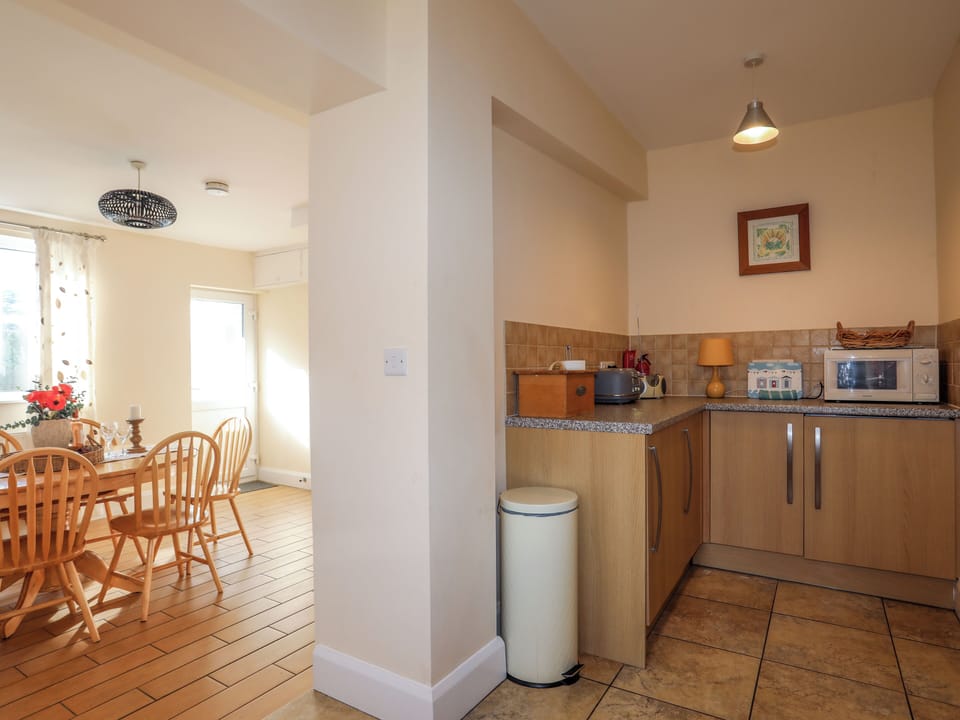 Cottage | Private kitchen | Fridge, microwave, stovetop, dishwasher