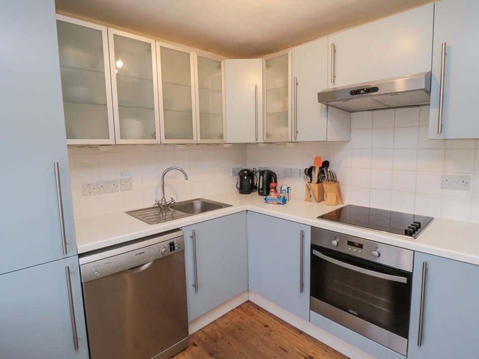 Cottage | Private kitchen | Fridge, microwave, stovetop, dishwasher