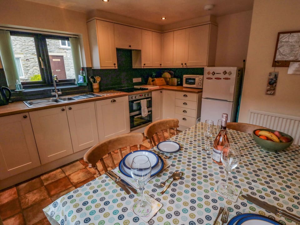 Cottage | Private kitchen | Fridge, stovetop, dishwasher, highchair