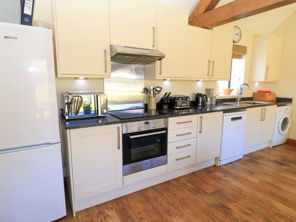 Cottage | Private kitchen | Fridge, microwave, stovetop, dishwasher