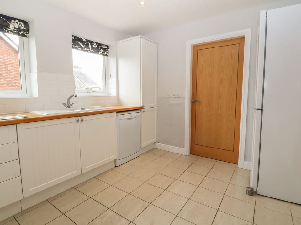 Cottage | Private kitchen | Stovetop, dishwasher, cookware/dishes/utensils