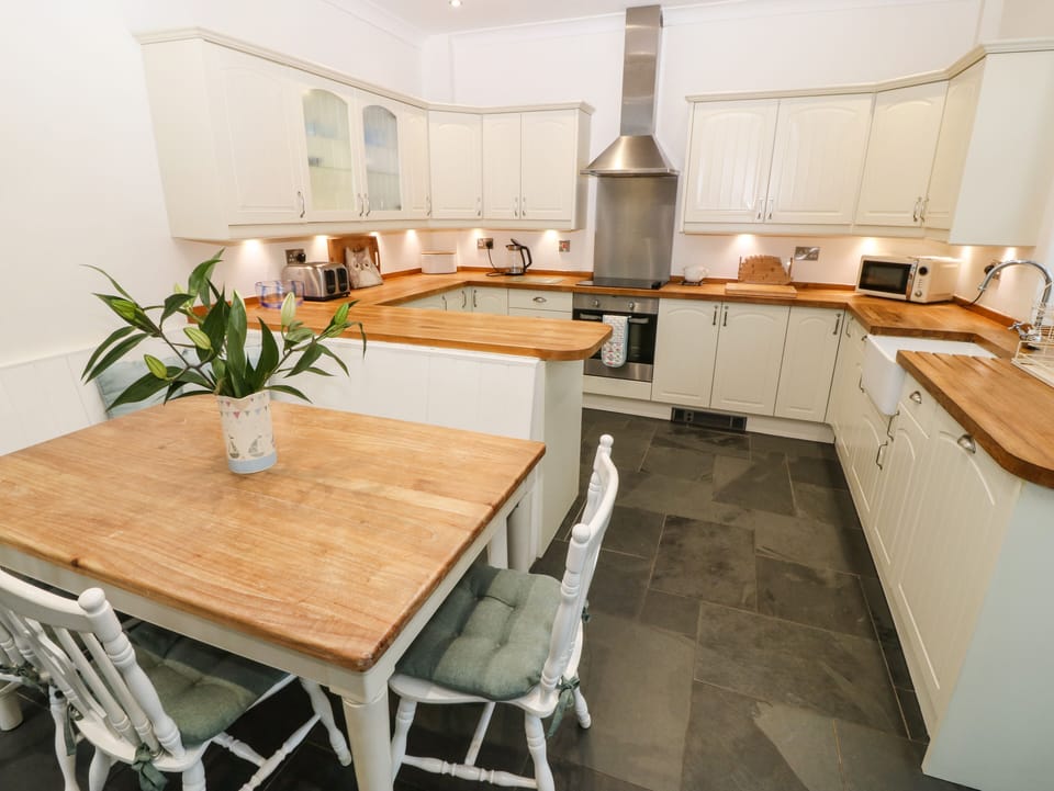 Cottage | Private kitchen | Dishwasher, cookware/dishes/utensils