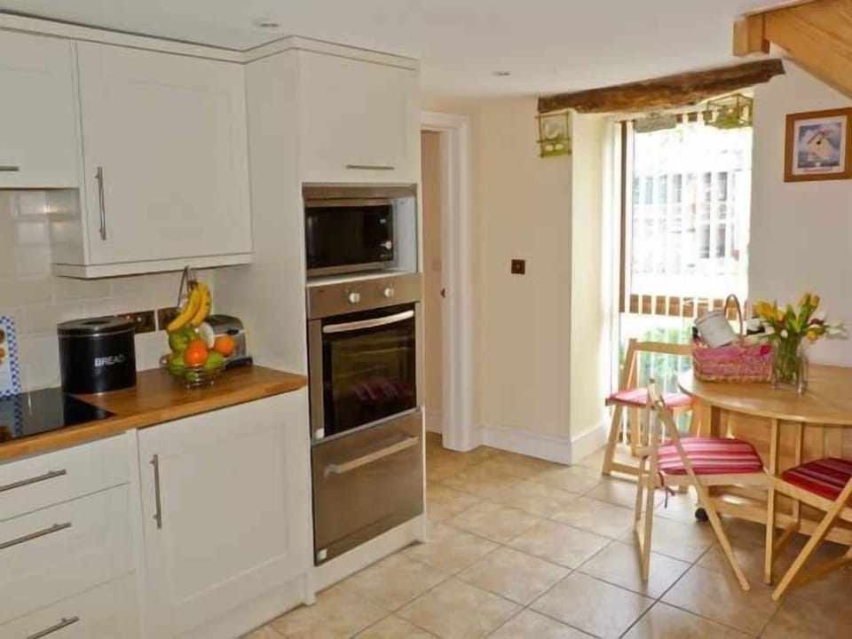 Cottage | Private kitchen | Stovetop, dishwasher, highchair, cookware/dishes/utensils