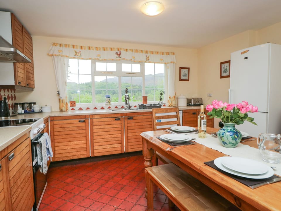 Cottage | Private kitchen | Oven, stovetop, dishwasher, highchair