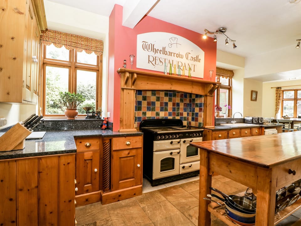 Cottage | Private kitchen | Fridge, microwave, stovetop, dishwasher
