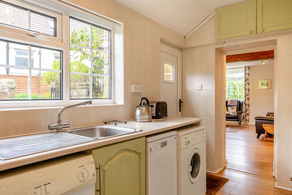 Cottage | Private kitchen | Fridge, microwave, dishwasher, toaster