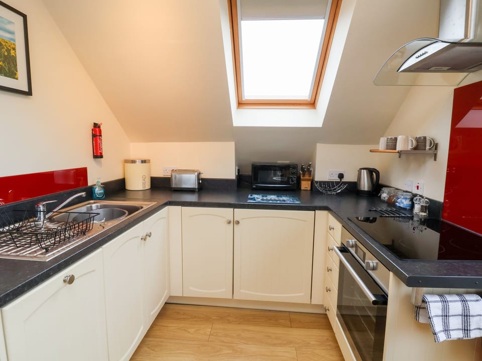 Cottage | Private kitchen | Stovetop, dishwasher, cookware/dishes/utensils