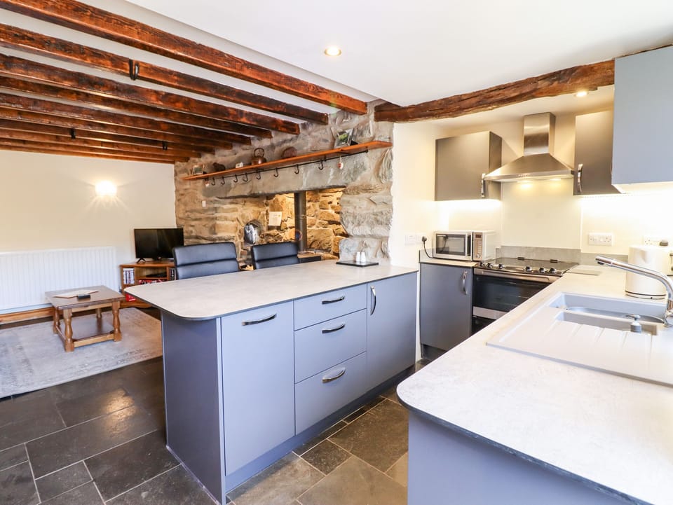 Cottage | Private kitchen | Stovetop, dishwasher, highchair, cookware/dishes/utensils