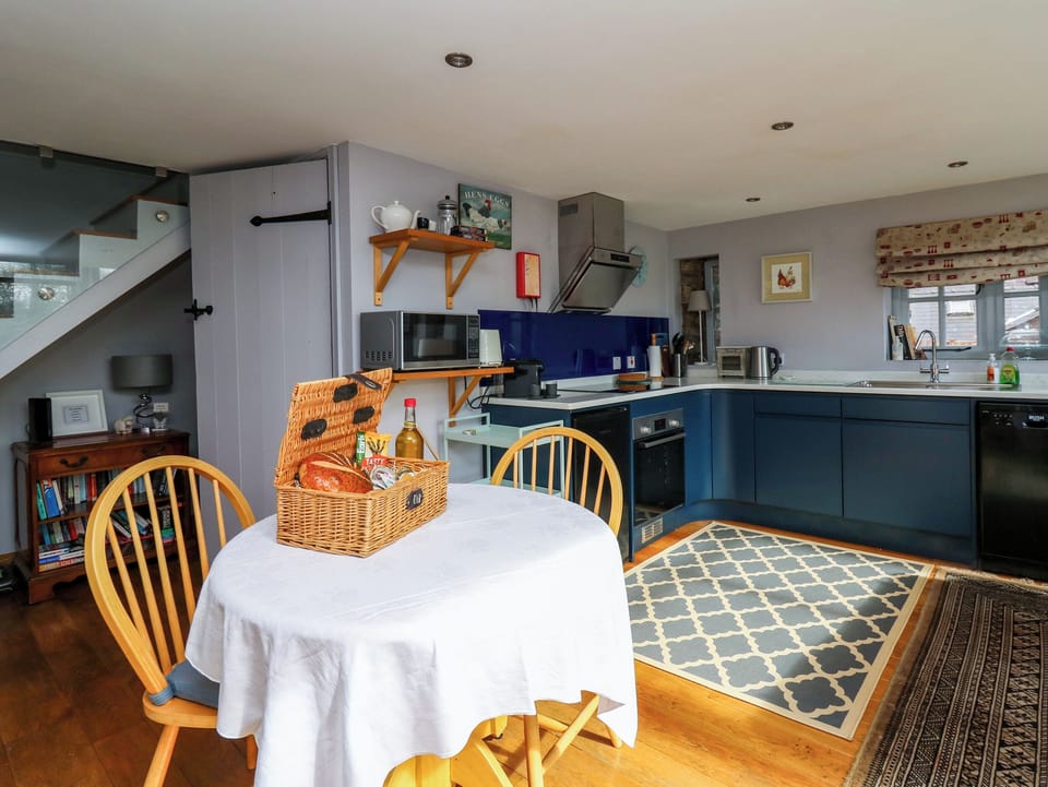 Cottage | Private kitchen | Stovetop, dishwasher, cookware/dishes/utensils