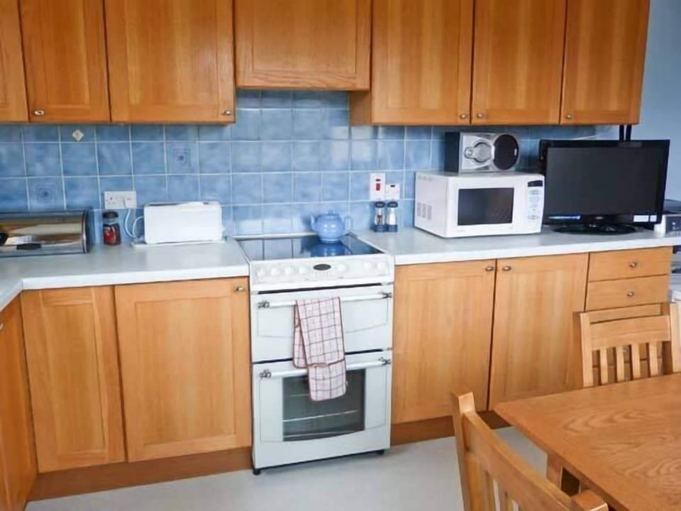 Cottage | Private kitchen | Stovetop, dishwasher, highchair, cookware/dishes/utensils