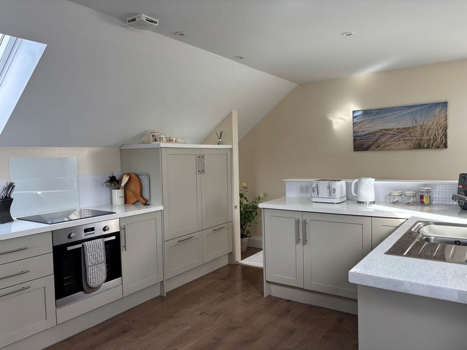 Cottage | Private kitchen | Fridge, microwave, stovetop, dishwasher