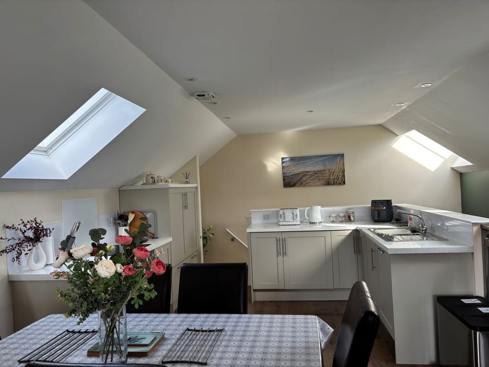 Cottage | Private kitchen | Fridge, microwave, stovetop, dishwasher