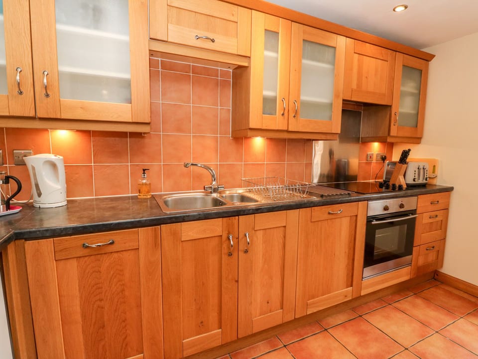 Cottage | Private kitchen | Stovetop, dishwasher, highchair, cookware/dishes/utensils