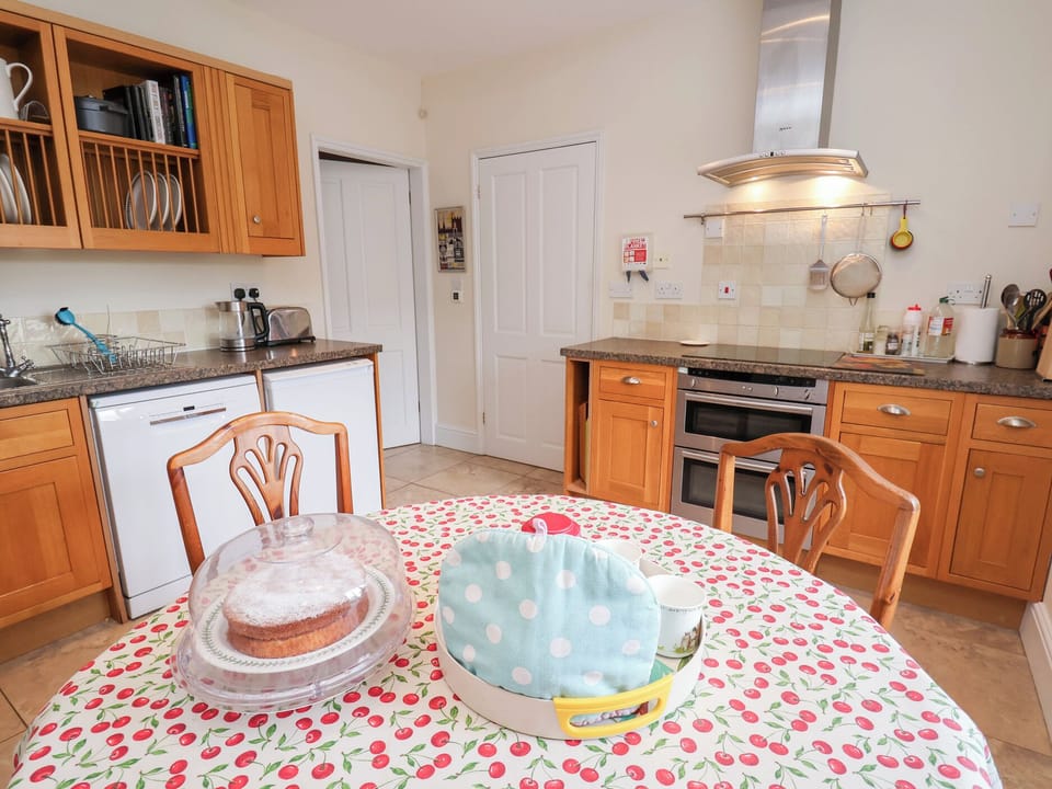 Cottage | Private kitchen | Microwave, stovetop, dishwasher, highchair