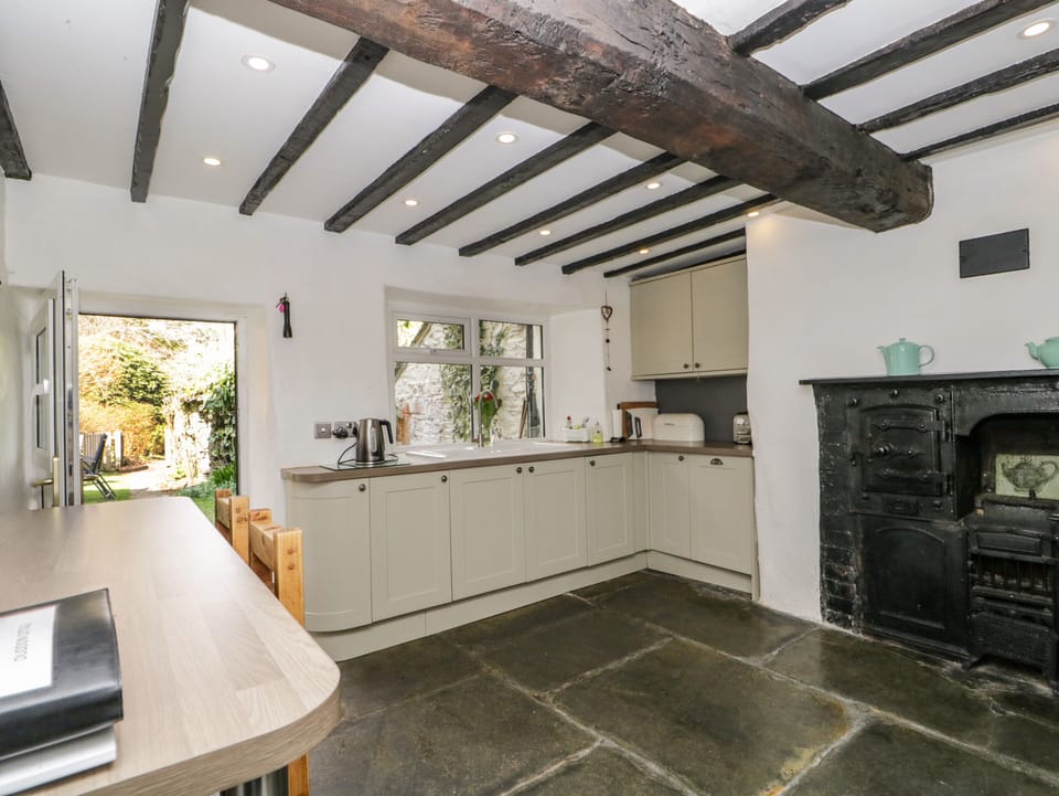 Cottage | Private kitchen | Dishwasher, highchair, cookware/dishes/utensils