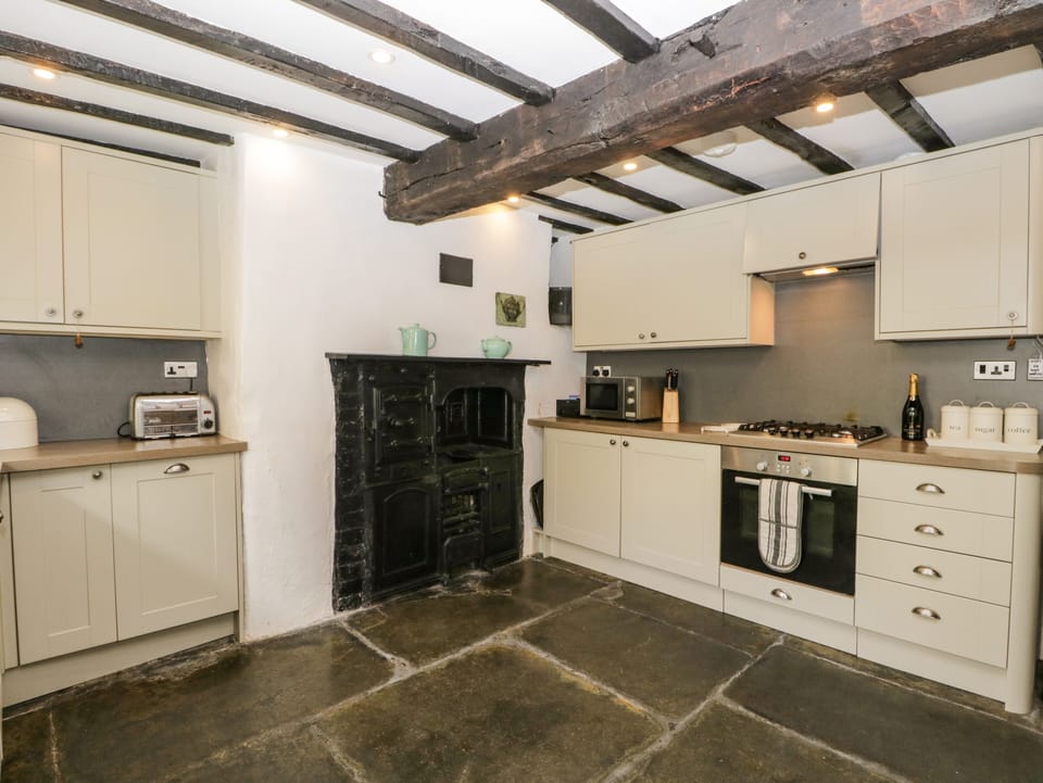 Cottage | Private kitchen | Dishwasher, highchair, cookware/dishes/utensils