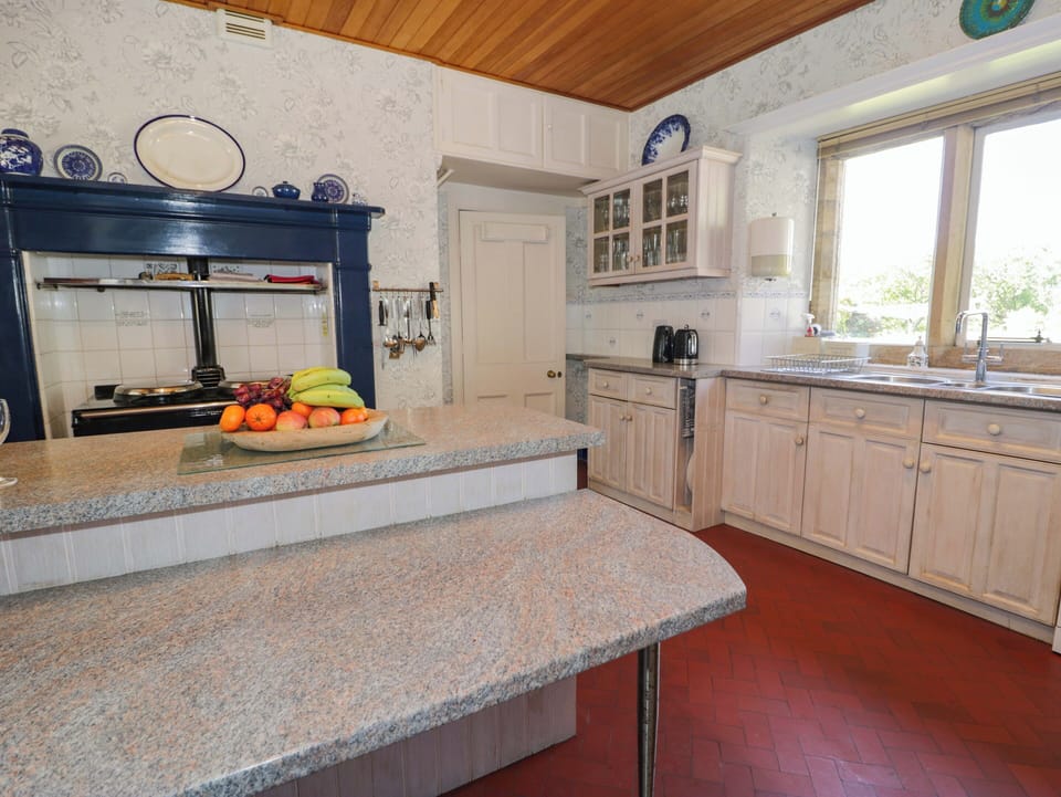 Cottage | Private kitchen | Dishwasher, cookware/dishes/utensils