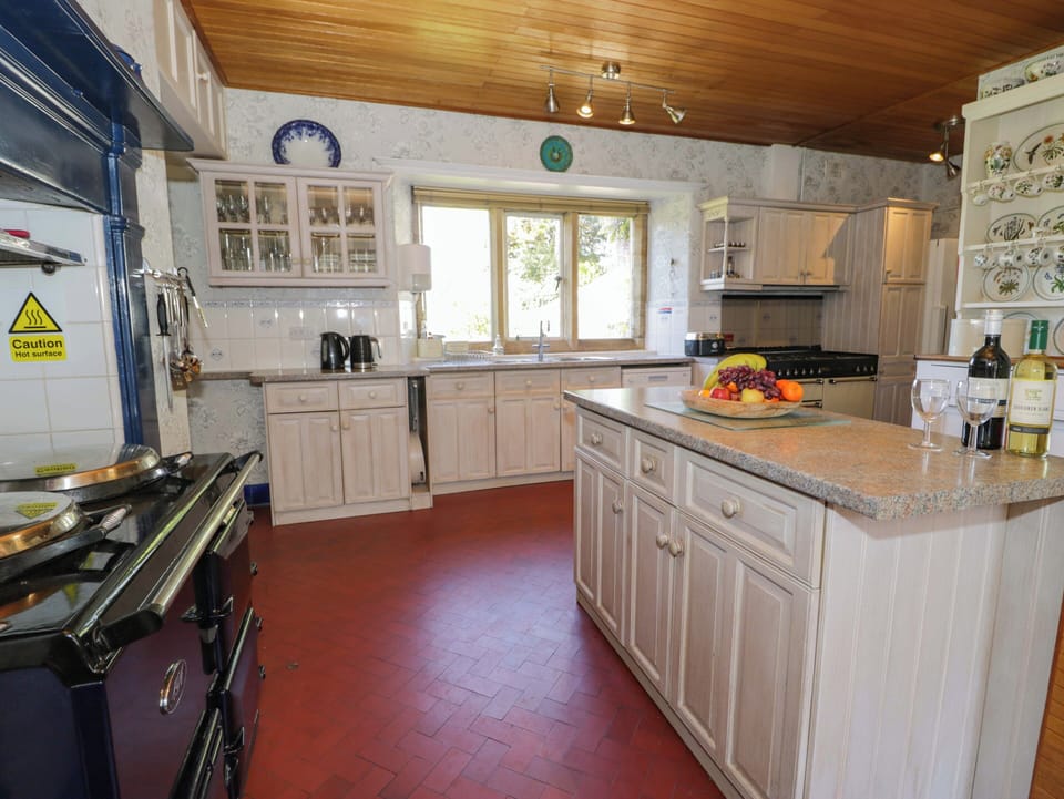 Cottage | Private kitchen | Dishwasher, cookware/dishes/utensils