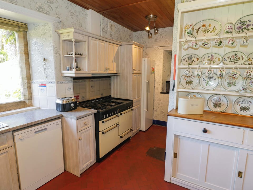 Cottage | Private kitchen | Dishwasher, cookware/dishes/utensils
