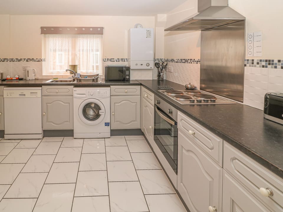 Cottage | Private kitchen | Fridge, microwave, stovetop, dishwasher