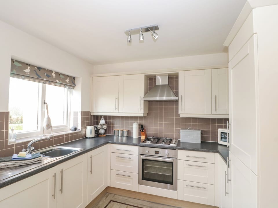 Cottage | Private kitchen | Stovetop, dishwasher, highchair, cookware/dishes/utensils
