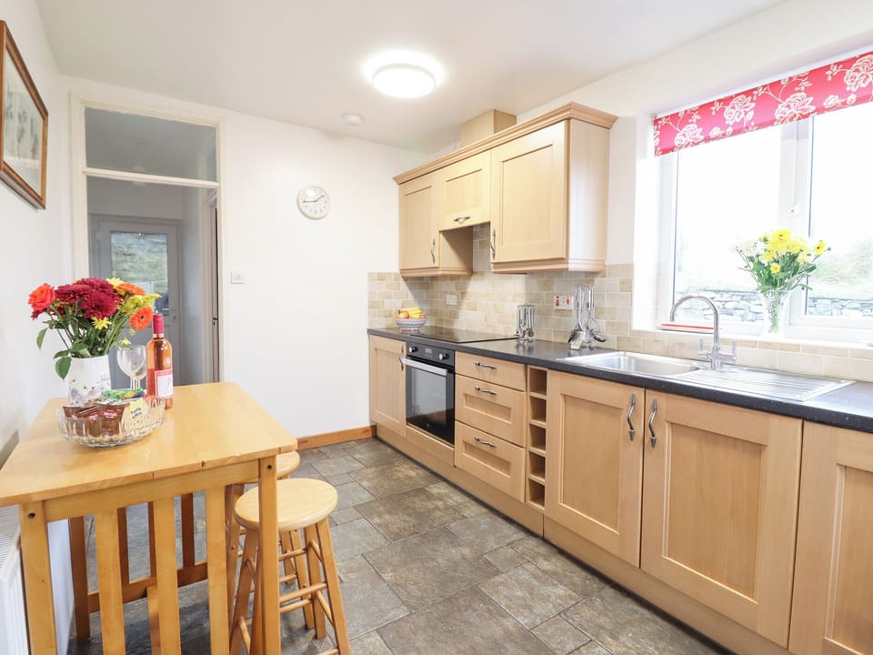 Cottage | Private kitchen | Fridge, dishwasher, cookware/dishes/utensils
