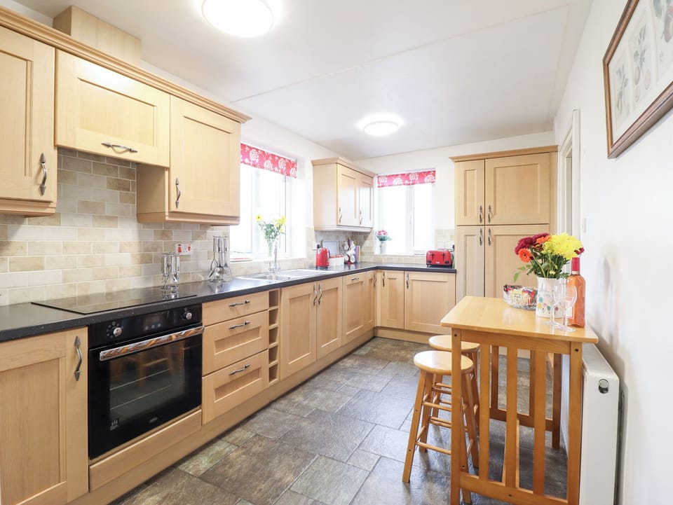 Cottage | Private kitchen | Fridge, dishwasher, cookware/dishes/utensils