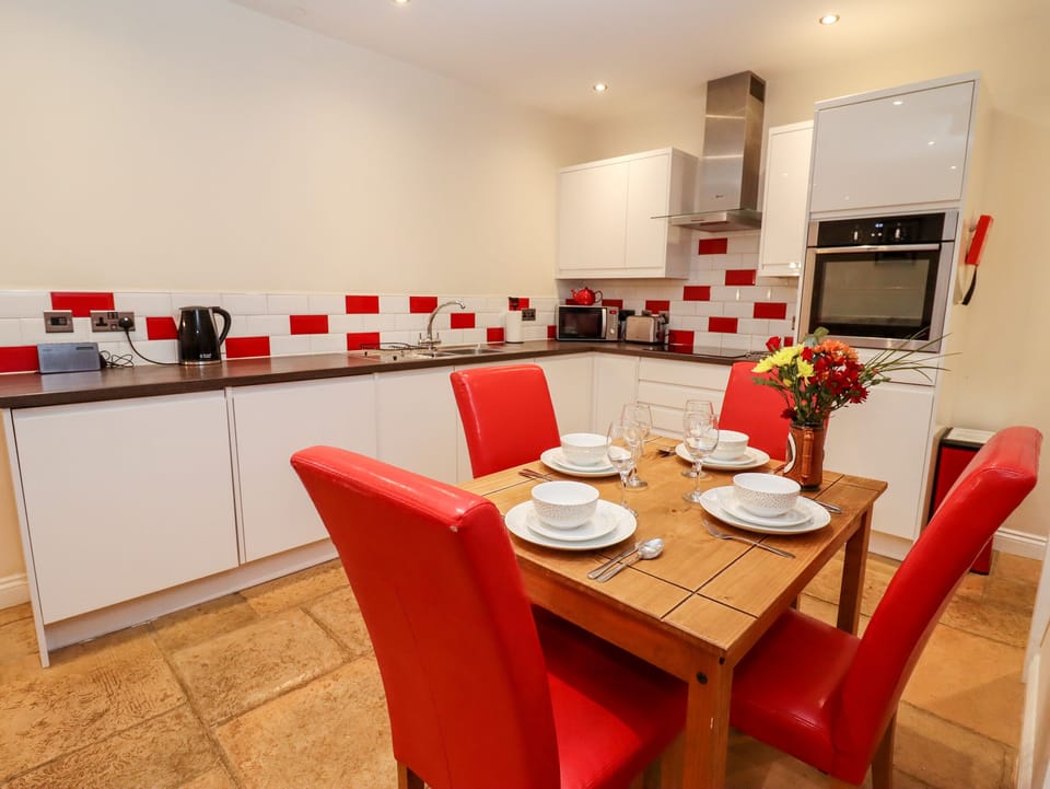 Cottage | Dining