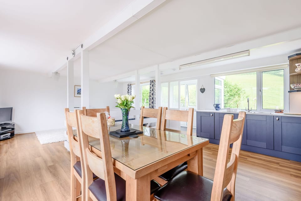 Cottage | Private kitchen | Dishwasher, highchair, cookware/dishes/utensils