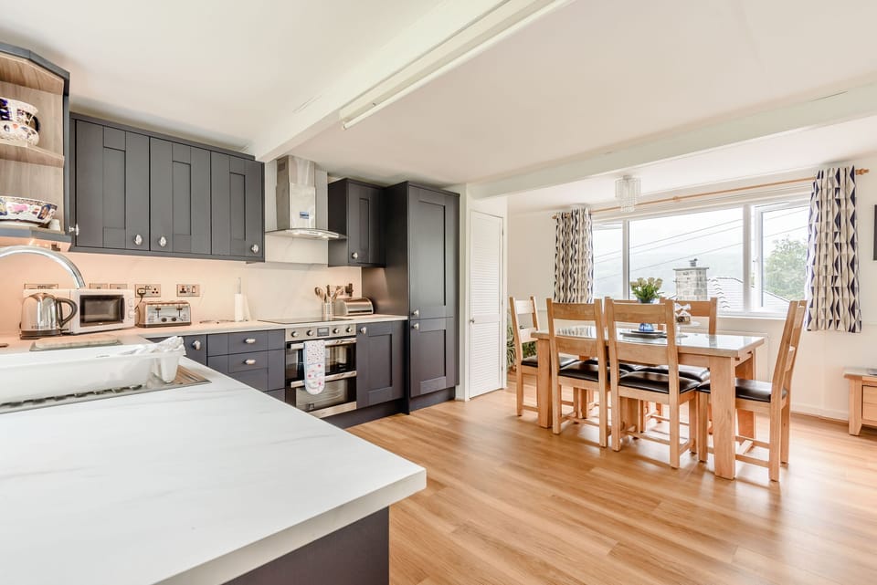 Cottage | Private kitchen | Dishwasher, highchair, cookware/dishes/utensils